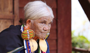 Eine Frau der Chin mit traditioneller Gesichtstätowierung