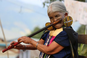 Ältere Chin-Dame spielt Nasenflöte