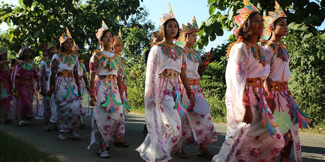 Frauen in traditioneller Festtags-Kleidung