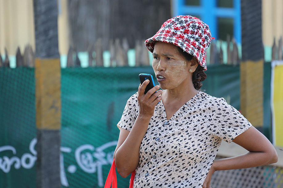 Frau in Myanmar mit traditioneller Gesichtsbemalung