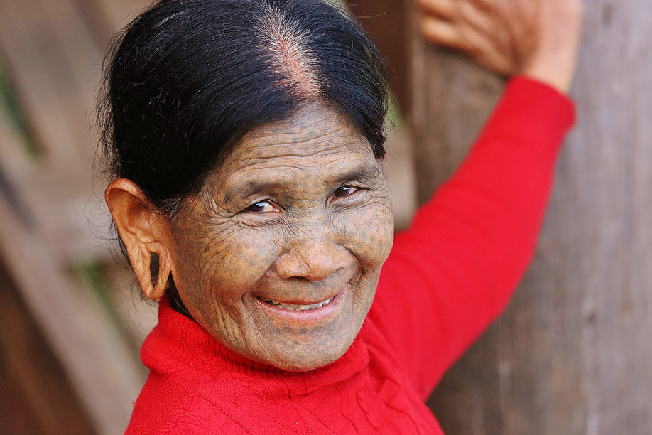 Eine Frau der Chin mit traditioneller Gesichtstätowierung