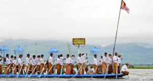 Barkenprozession zum Phaung Daw Oo Festival am Inle-See, Myanmar
