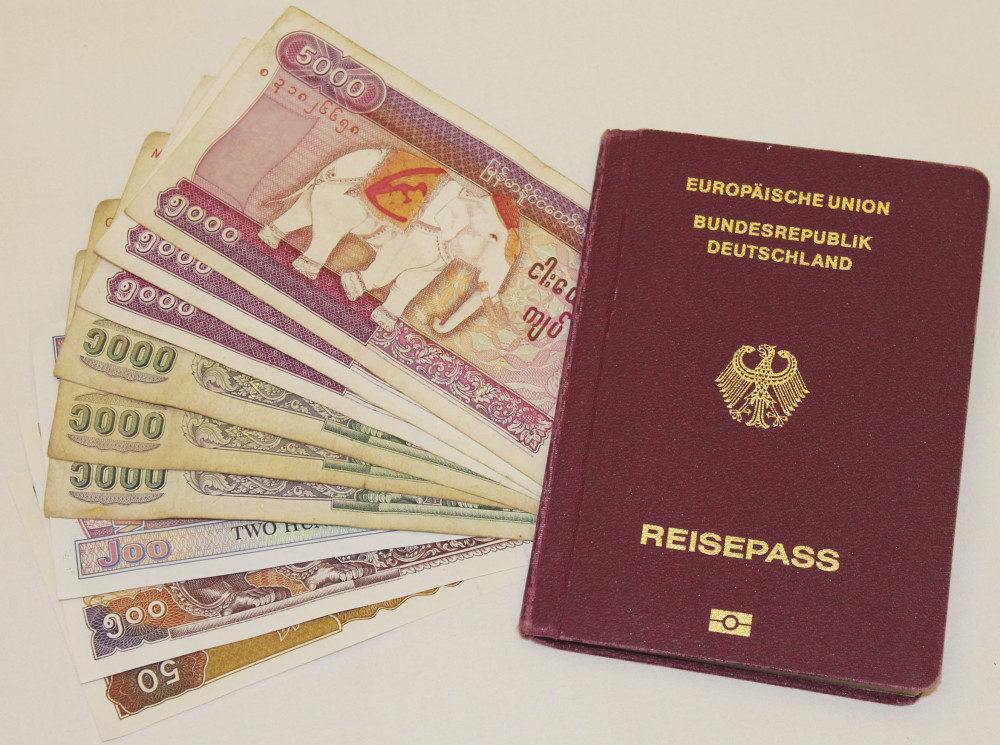 Mit Reisepass und burmesischer Währung sind Sie bestens gerüstet