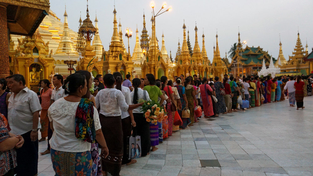 An der beeindruckenden Shwedagon-Pagode in Yangon zum Vollmond