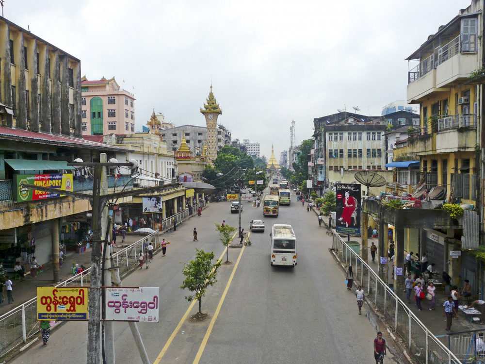 Innenstadt von Yangon mit Blick auf die Sule-Pagode