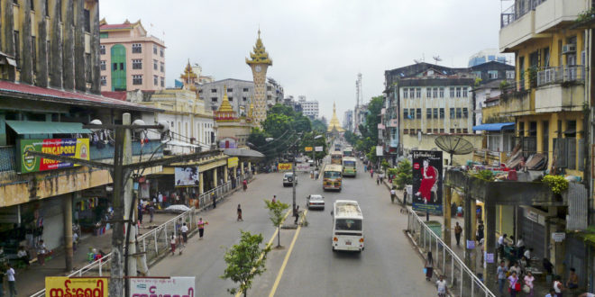 Innenstadt von Yangon mit Blick auf die Sule-Pagode