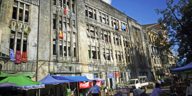 Fassade eines der großen alten Kolonialgebäude