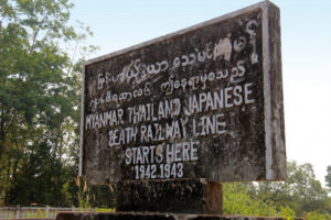 Gedenktafel an der Eisenbahnlinie zwischen Thailand und Myanmar