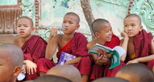 Novizen im Kloster in Sagain