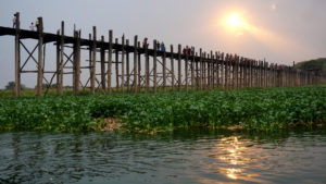Sonnenuntergang über der langen Teakholzbrücke von U Bein in Myanmar
